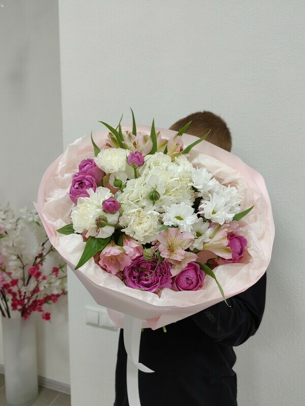 Сборный нежный букет для мамы с гортензией, розами и альстромериями , стандартный