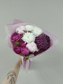 Buket kompliment s hrizantemoj bigudi