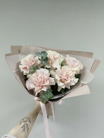 Buket iz frantcuzskih rozovih roz s evkaliptom