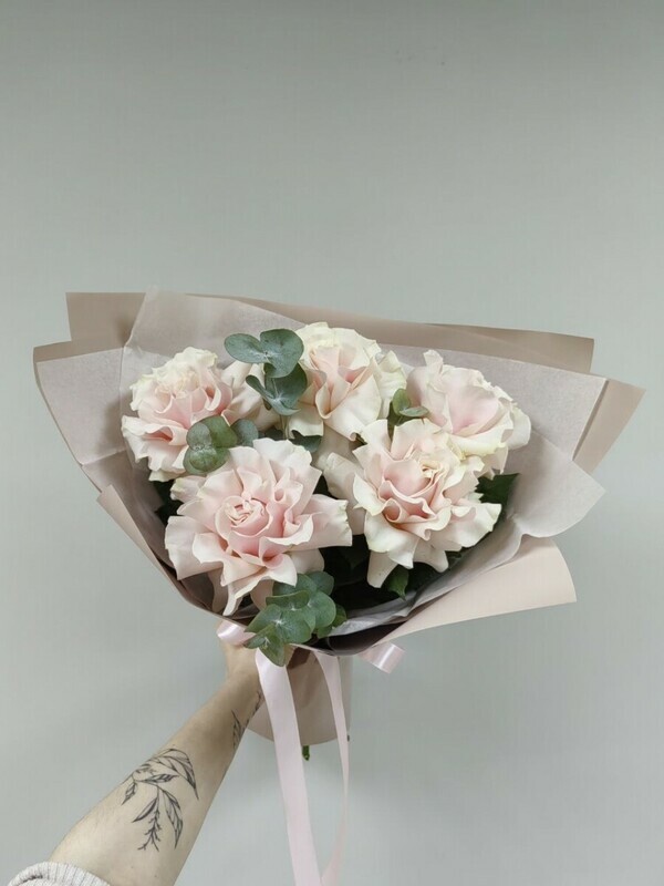 Букет из французских розовых роз с эвкалиптом , стандартный