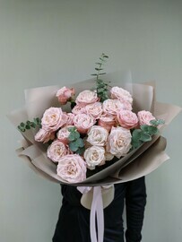 Buket iz kustovih pionovidnih roz 7 vetok s evkaliptom