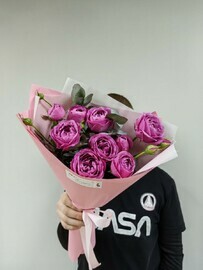 Mono iz pionovidnih kustovih roz s evkaliptom