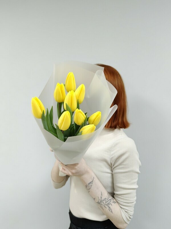 9 тюльпанов в оформлении , стандартный