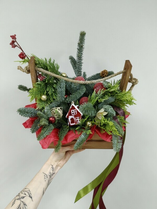 Ящик с нобилисом и туей, елочными игрушками и декором. Новогодняя композиция , премиум