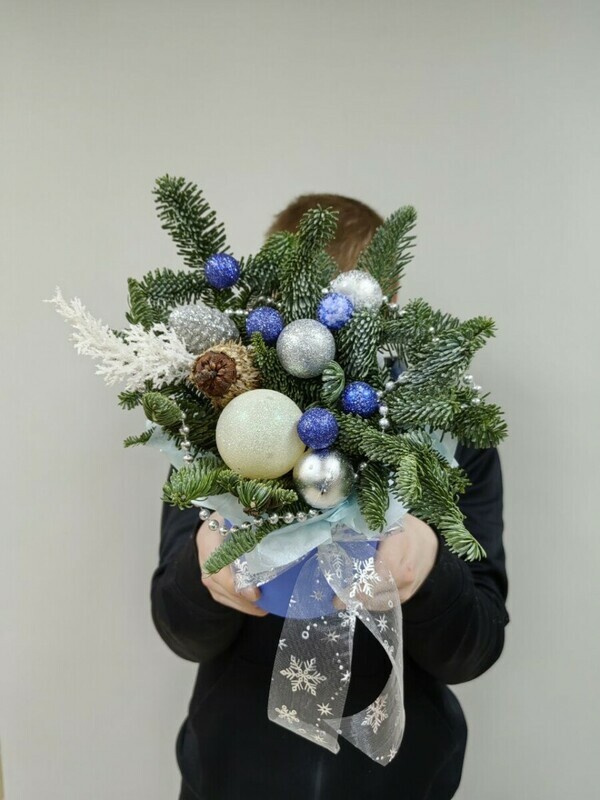 Novogodnyaya kompozitciya v sine-serebryanih ottenkah. Nobilis i elochnie igrushki, standart