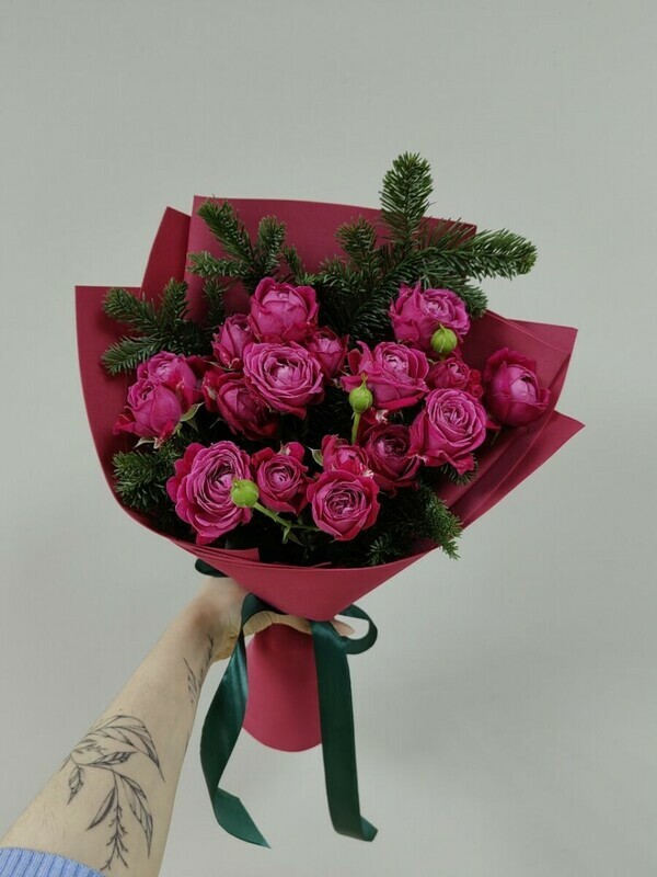 Kustovie pionovidnie rozi i nobilis v oformlenii. Avtorskij buket s nobilisom, standart