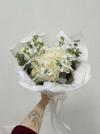 Белоснежный букет с маттиолой и гортензией