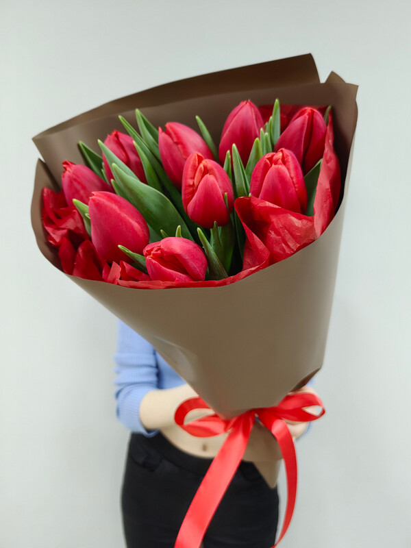Красные тюльпаны  в оформлении , стандартный