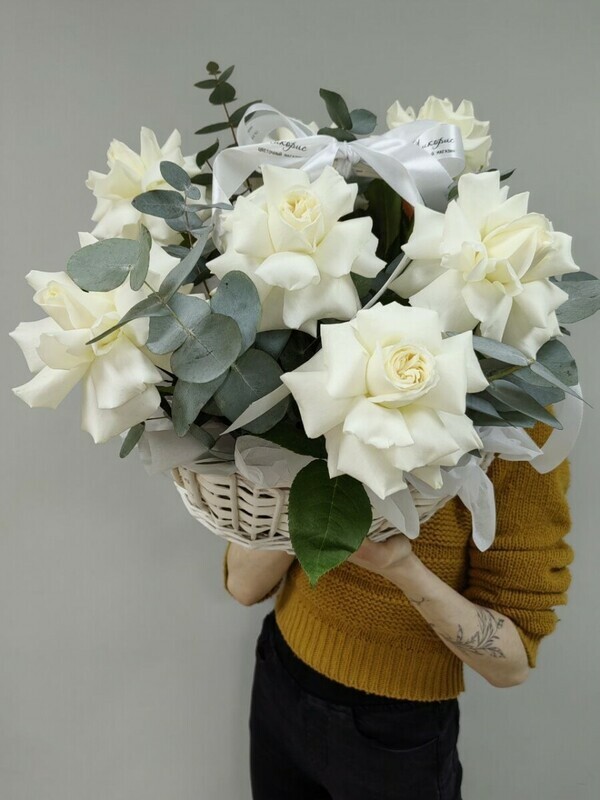 Белые французские розы в корзине, премиум