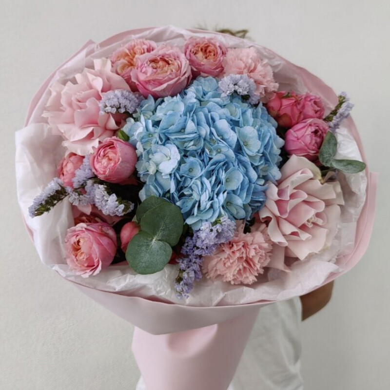 Большой сборный букет с пионовидной кустовой розой, французскими розами, гортензией и диантусами, стандартный