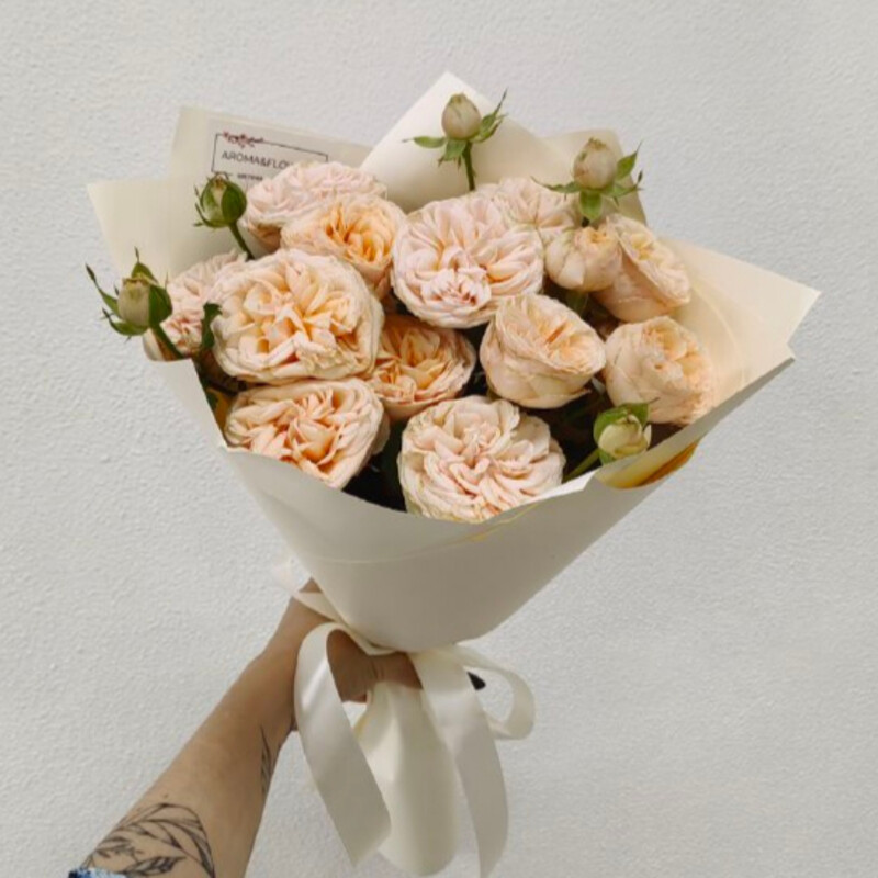 3 ветки кустовых пионовидных роз в оформлении, 3 ветки кустовых пионовидных роз