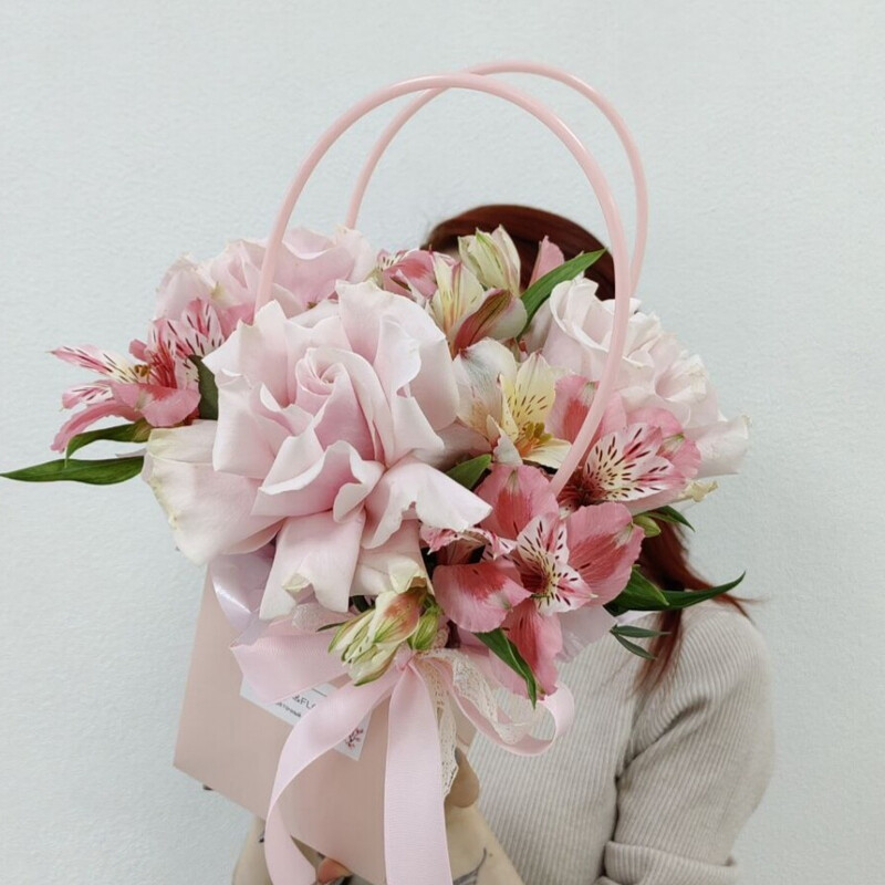 Sbornaya sumochka s rozami i al_stromeriyami, standart