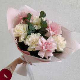 7 французских пышных роз с эвкалиптом 