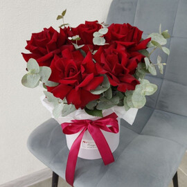 Коробка из красных французских роз с эвкалиптом