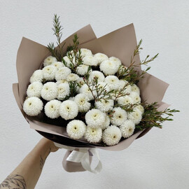 Стильный букет с хризантемами. Букет из хризантемы сноубол. Веточки Хамелациума и хризантема