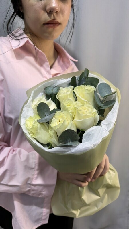 Buket belih  roz s Evkaliptom, belie rozi s evkaliptom