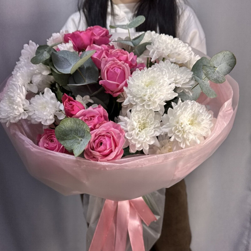 Bol_shoj buket kustovih roz s hrizantemoj, standart