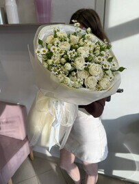 Белые кустовые розочки с ромашкой 