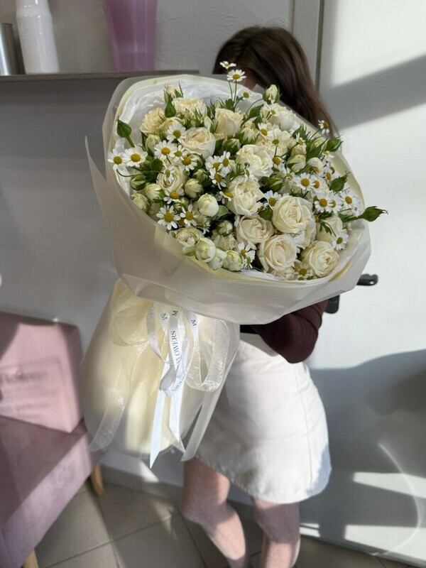 Белые кустовые розочки с ромашкой , стандартный