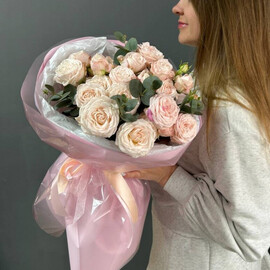 Пионовидная кустовая розовая роза