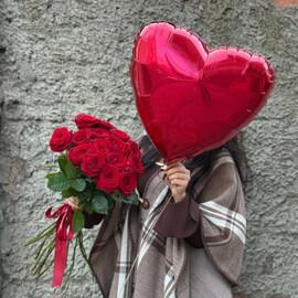 Krasnie rozi s sharikom serdtce