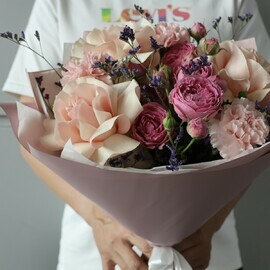 Buket kruzhevnih pionovidnih roz