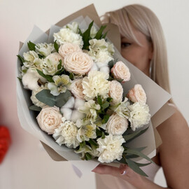 Buket s kustovimi rozami «Krem Bryule»