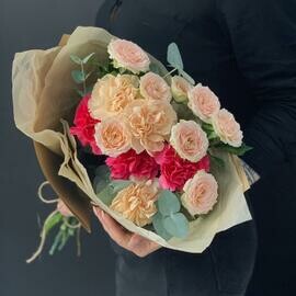 Букет с диантусами и эвкалиптом