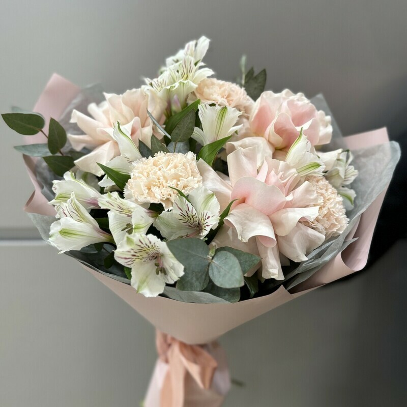 Avtorskij buket s rozami "Vozdushnij", standart