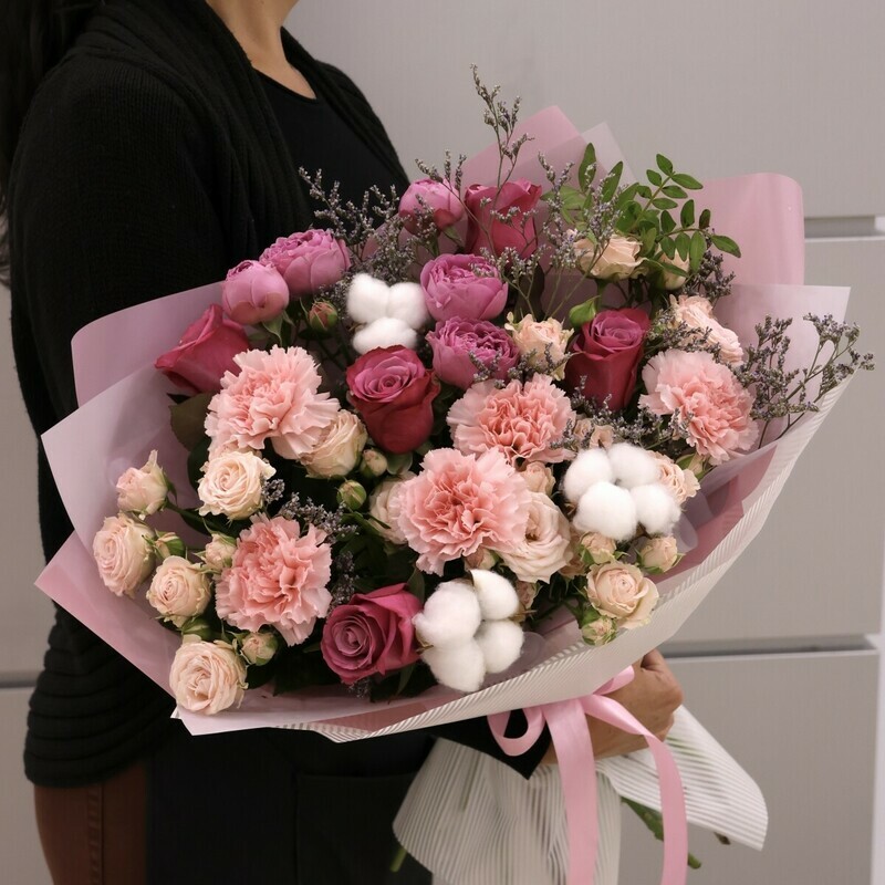 Avtorskij buket s rozami i hlopkom, premium