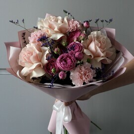 Buket kustovih pionovidnih roz i diantusov