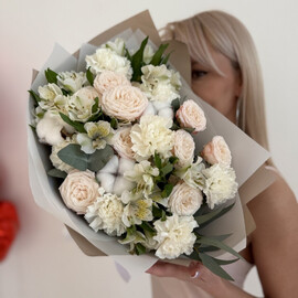 Букет с кустовыми розами и хлопком