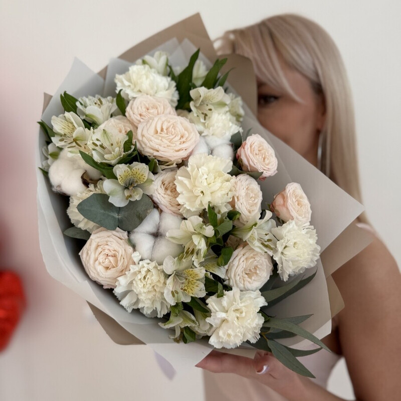 Buket s kustovimi rozami i hlopkom, premium