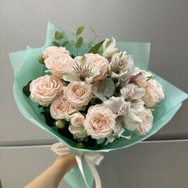 Букет с кустовой розой и белой альстромерией