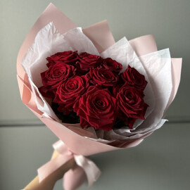 9 barhatnih krasnih roz