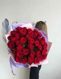 Букет 35 роз Наоми Ред «Искушение»