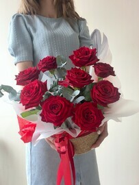 Kompozitciya v kashpo ruchnoj raboti «Serdtce Roz»