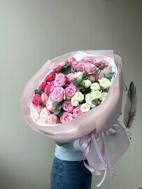 Buket «Misli o tebe» kustovie rozi, evkalipt