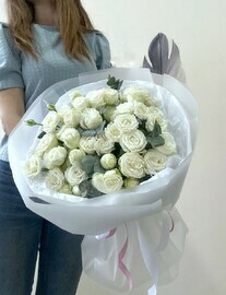Buket belih kustovih pionovidnih roz «CHistota moego serdtca»