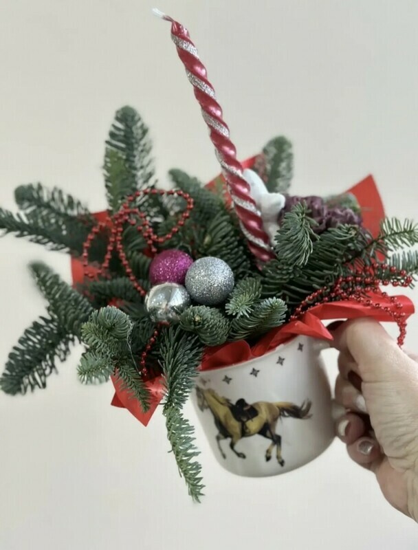 Новогодняя композиция в керамическом стакане, уменьшенный