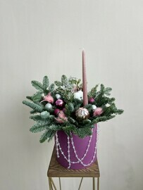 Novogodnyaya kompozitciya iz nobilisa v shlyapnoj korobke