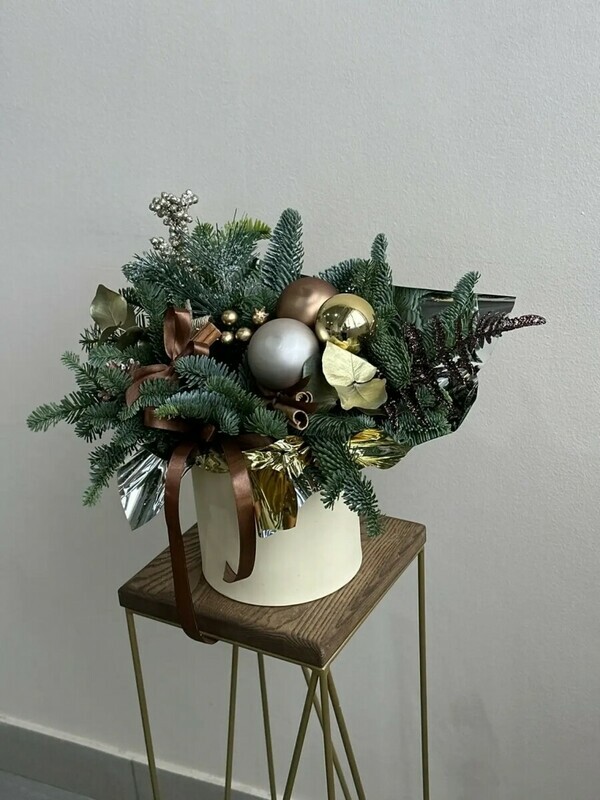 Novogodnyaya kompozitciya v shlyapnoj korobke «Siyanie», standart