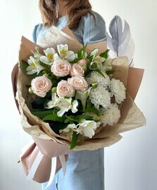 Buket iz al_stromerij, hrizantem i kustovoj rozi «Mgnoveniya schast_ya»