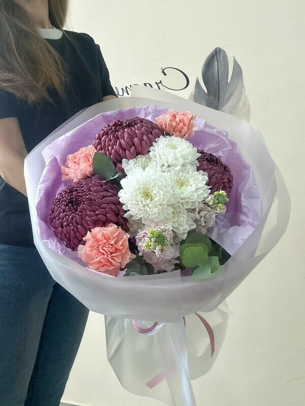 Букет из хризантем Бигуди, диантусов, маттиолы и эвкалипта «Мечты о тебе», стандартный