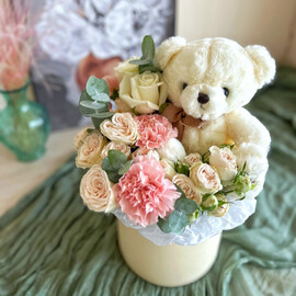 Цветы в коробке с мишкой «Плюшевое счастье»