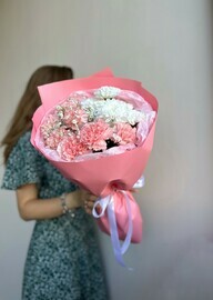 Букет из диантусов (гвоздик), гипсофилы и хризантемы