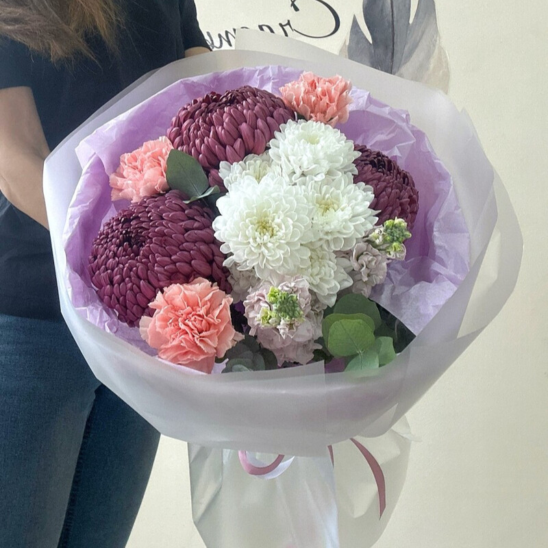 Букет из хризантем Бигуди, диантусов, маттиолы и эвкалипта «Мечты о тебе», стандартный