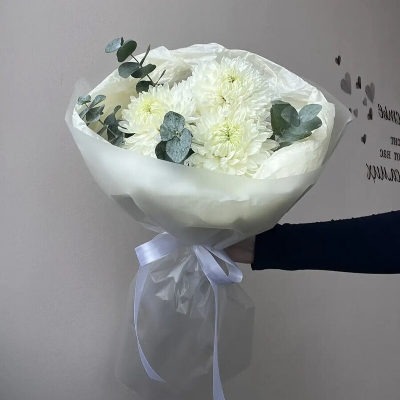 Букет дня из белоснежных хризантем и эвкалипта, уменьшенный