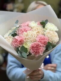 15 разноцветных диантусов (гвоздик) с эвкалиптом