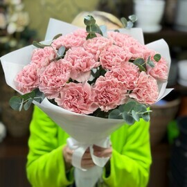 15 розовых диантусов с эвкалиптом